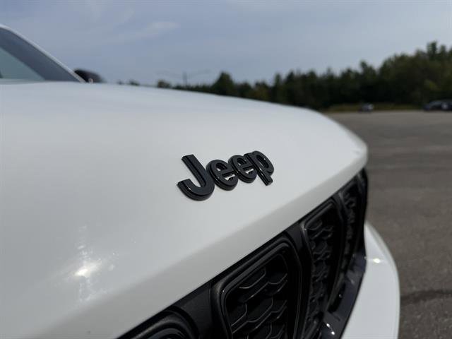 Used 2023 Jeep Grand Cherokee Altitude image 8