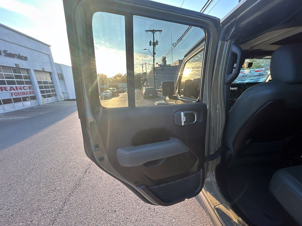 Used 2025 Jeep Gladiator Mojave AWD/4WD image 28