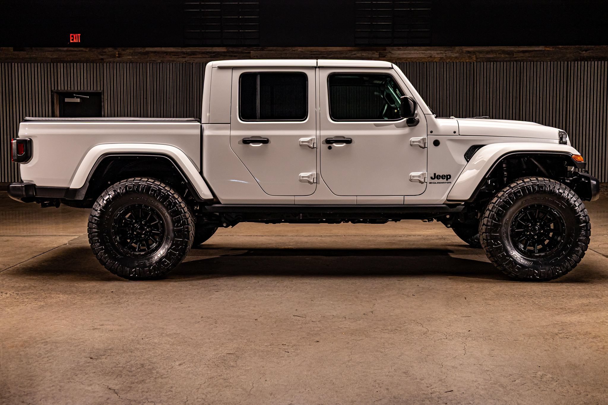 Used 2025 Jeep Gladiator Mojave AWD/4WD image 11