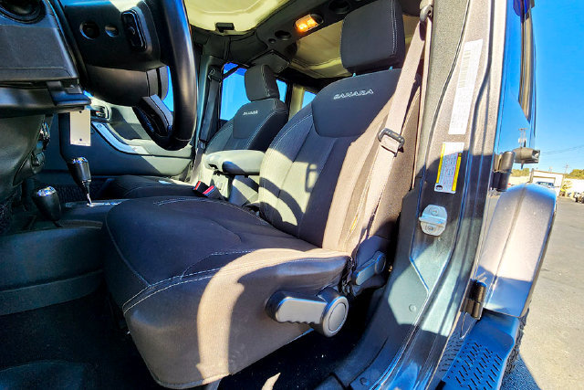 Used 2017 Jeep Wrangler Unlimited Sahara w/ Connectivity Group AWD/4WD image 20