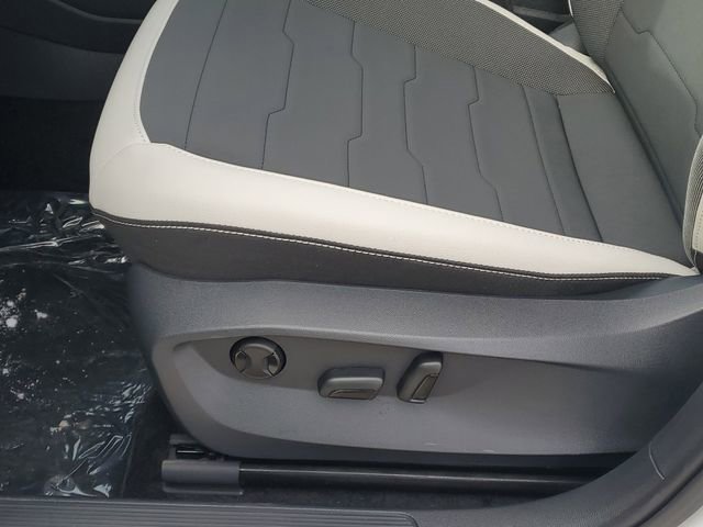 New 2026 Volkswagen Taos SE FWD image 12