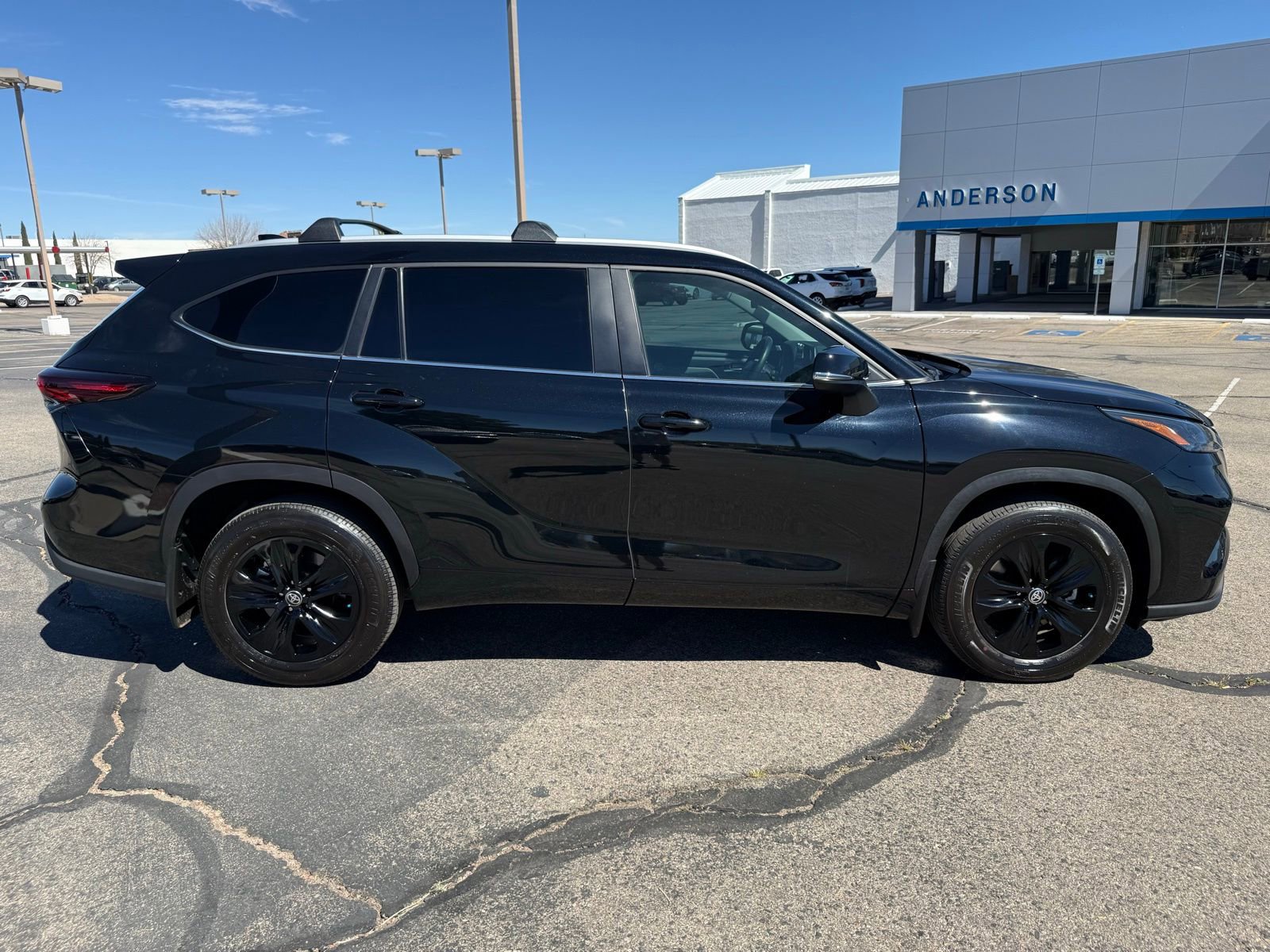 Used 2024 Toyota Highlander XLE AWD/4WD image 4