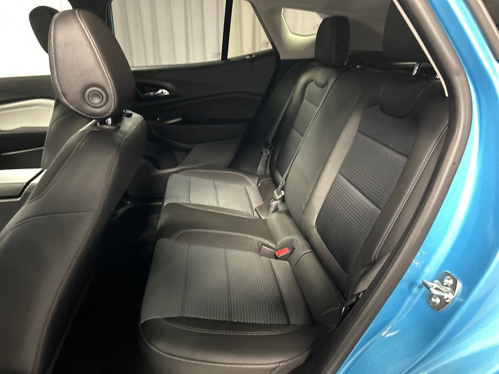 Used 2025 Chevrolet Trax LT w/ Sunroof Package image 24