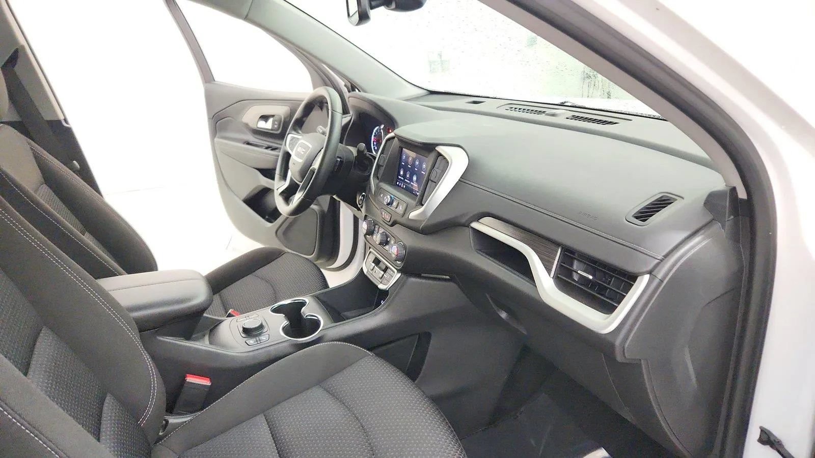 Used 2024 GMC Terrain SLE w/ Driver Convenience Package FWD image 29