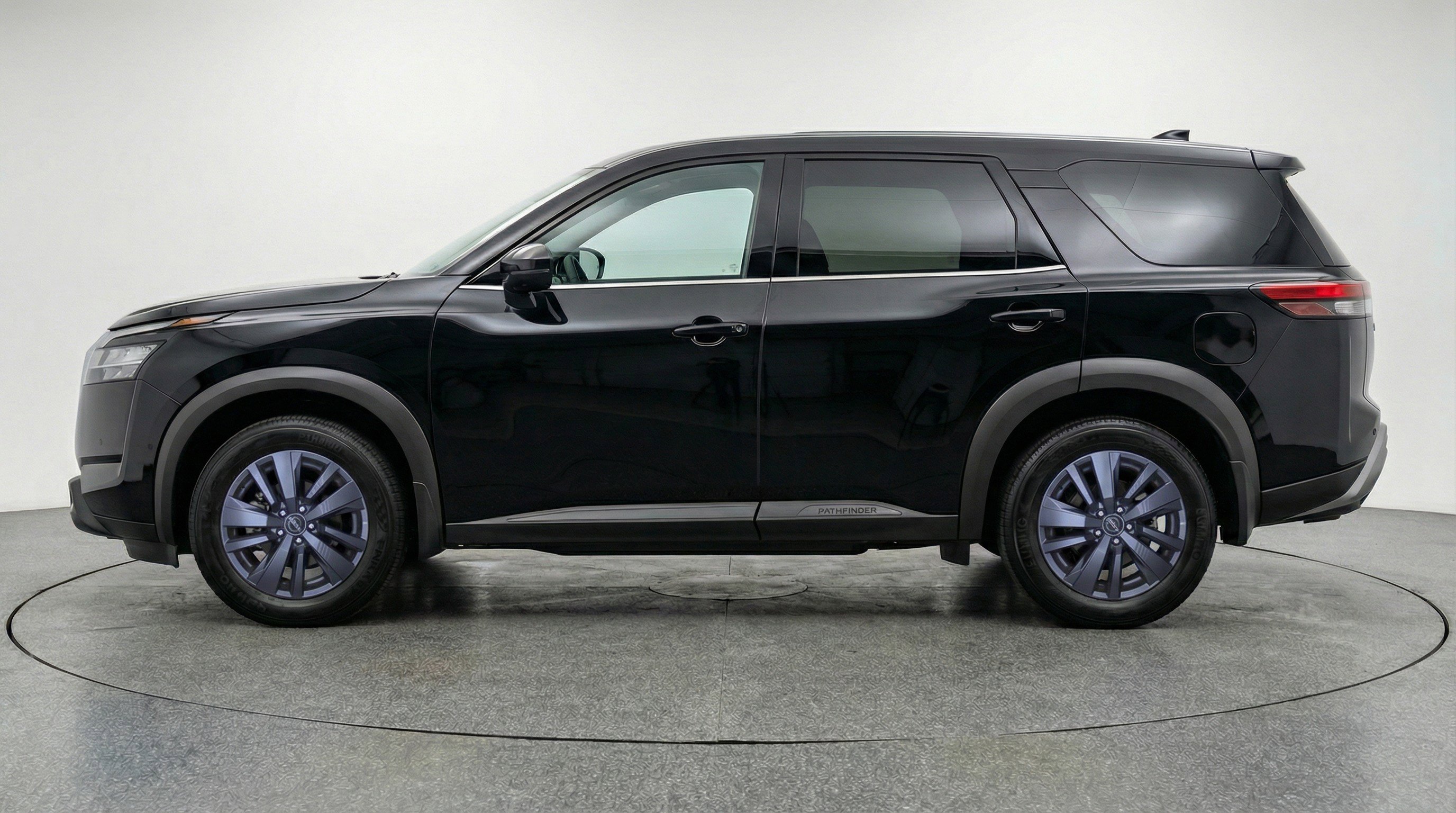 Used 2025 Nissan Pathfinder SV image 5