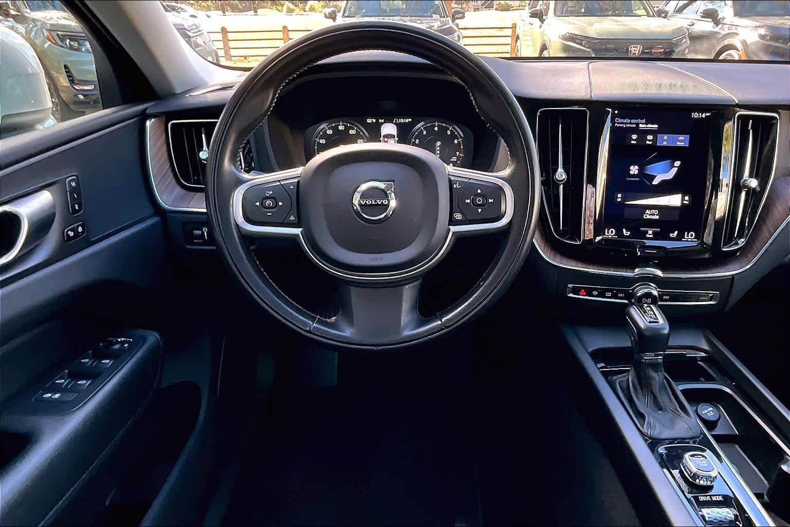 Used 2021 Volvo XC60 T5 Momentum w/ Premium Package AWD/4WD image 6