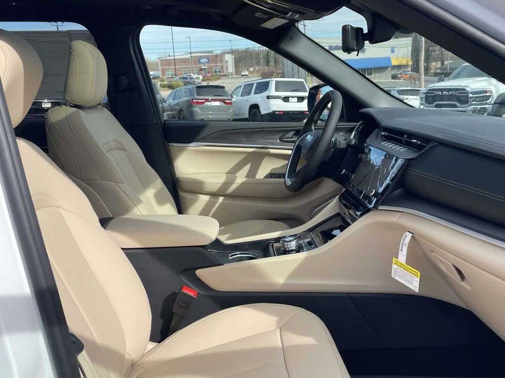 New 2026 Jeep Grand Cherokee Limited w/ Luxury Tech Group II image 15