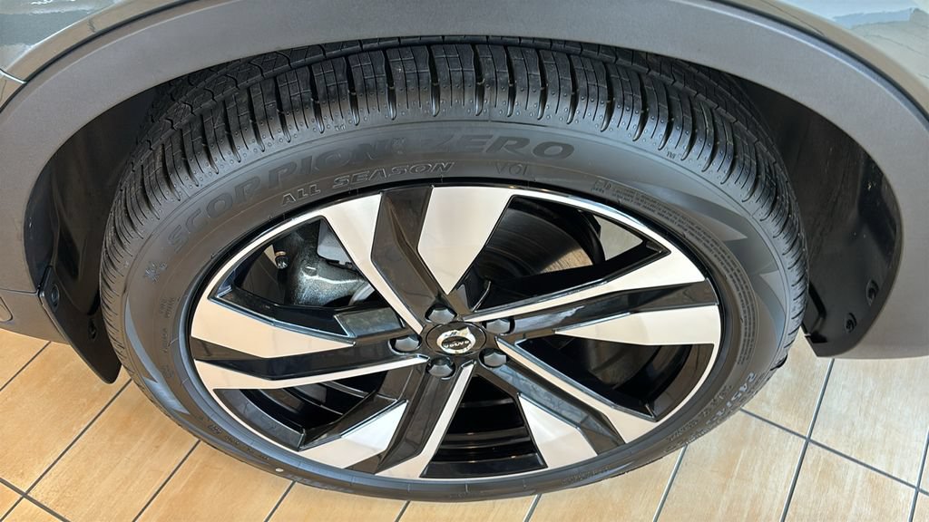 New 2026 Volvo XC40 B5 Plus w/ Protection Package Premier AWD/4WD image 31