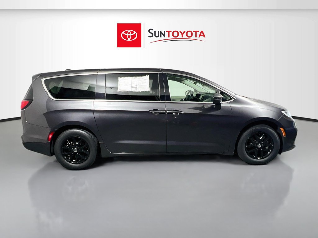 Used 2023 Chrysler Pacifica Touring-L FWD image 2