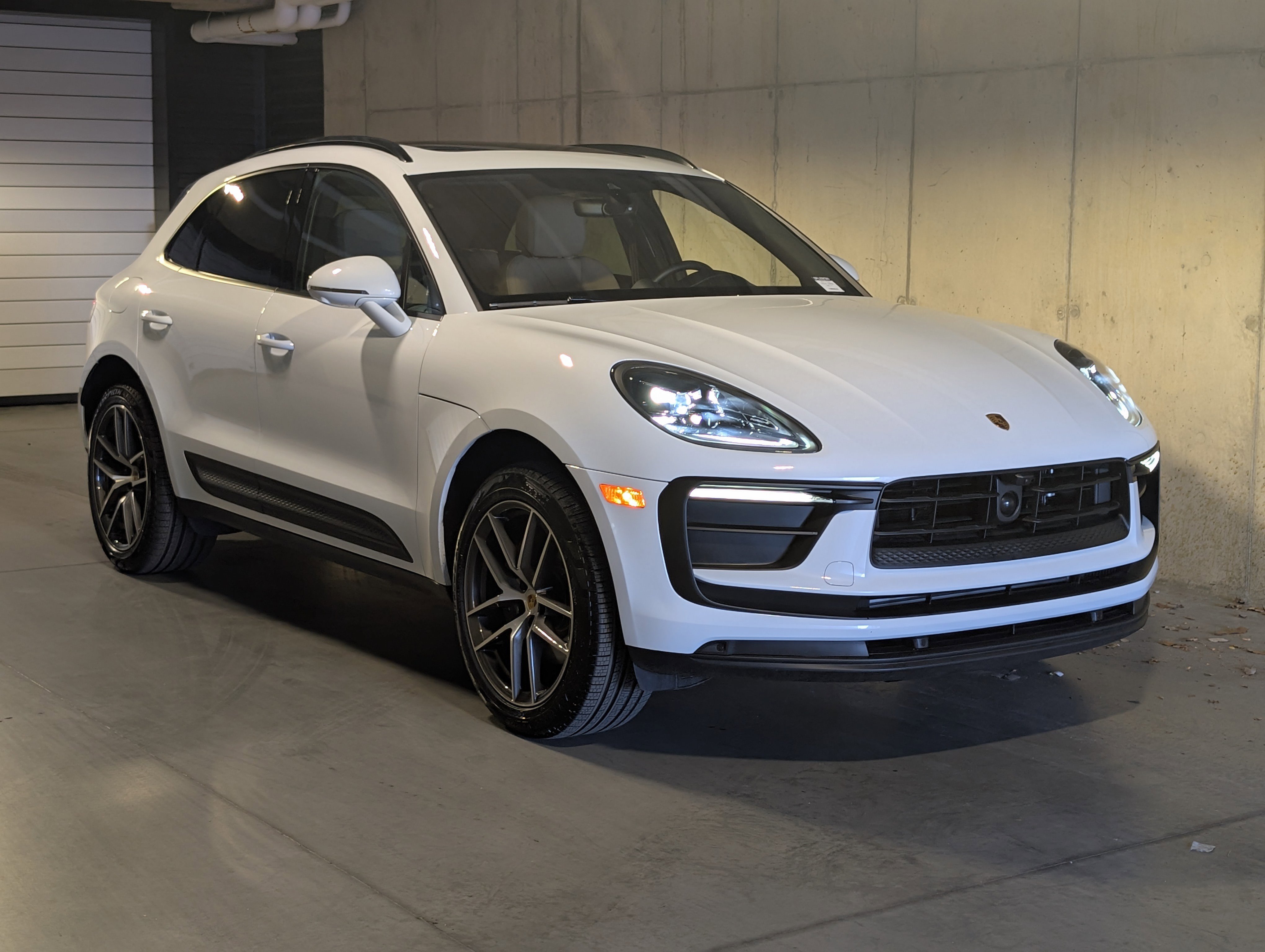 Certified 2025 Porsche Macan image 9