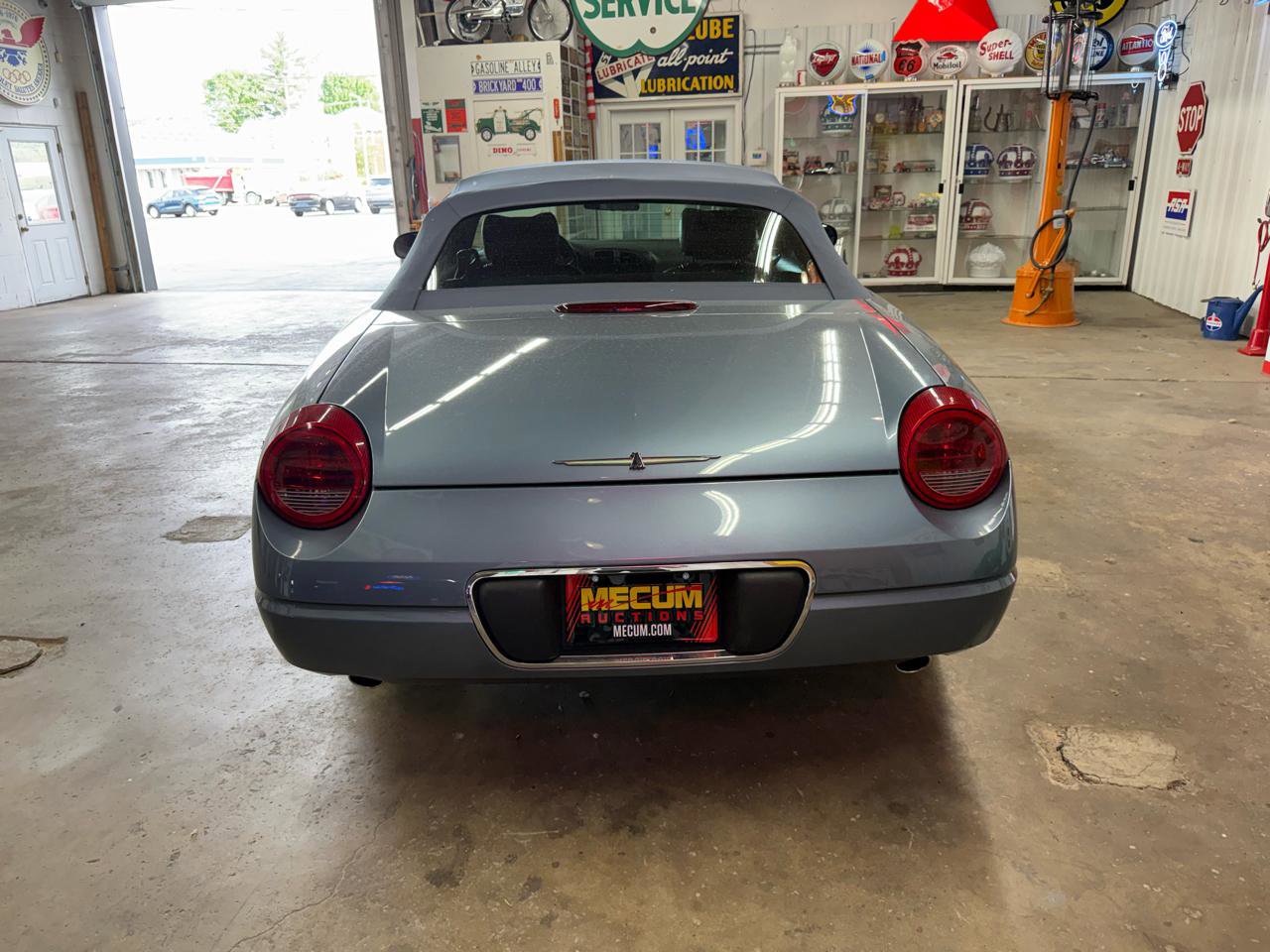 Used 2005 Ford Thunderbird RWD image 4