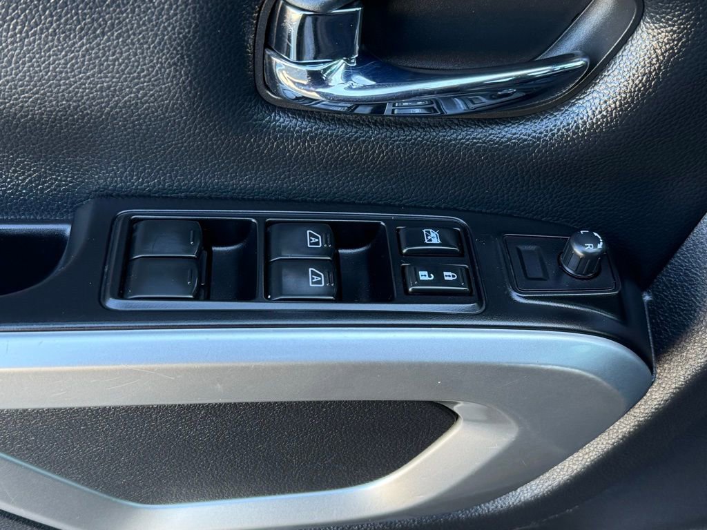 Used 2019 Nissan Titan SV w/ SV Convenience Package image 12