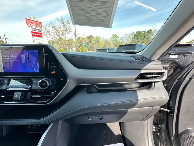 Used 2024 Toyota Highlander LE FWD image 16
