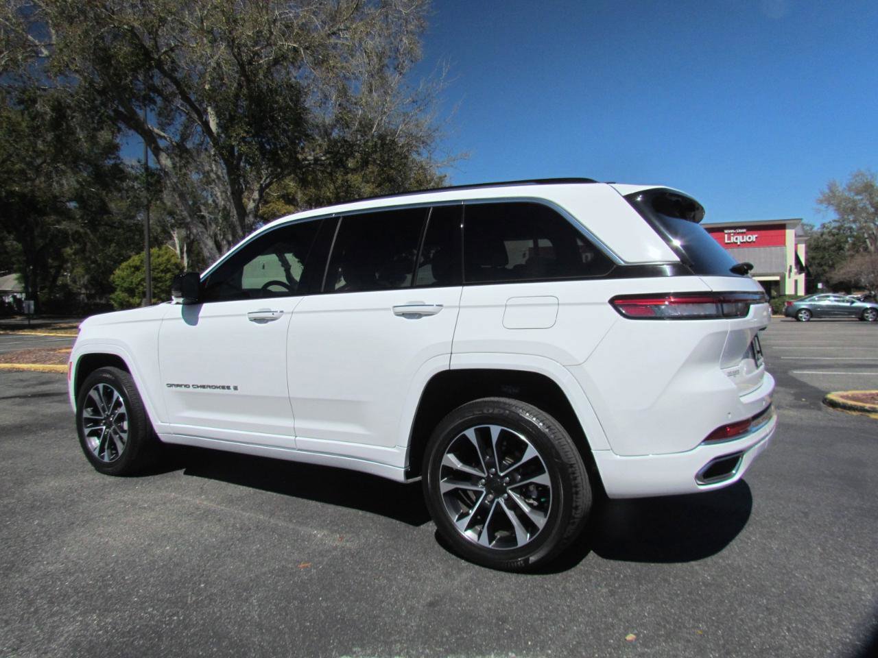 Used 2023 Jeep Grand Cherokee Overland w/ Luxury Tech Group IV RWD image 7