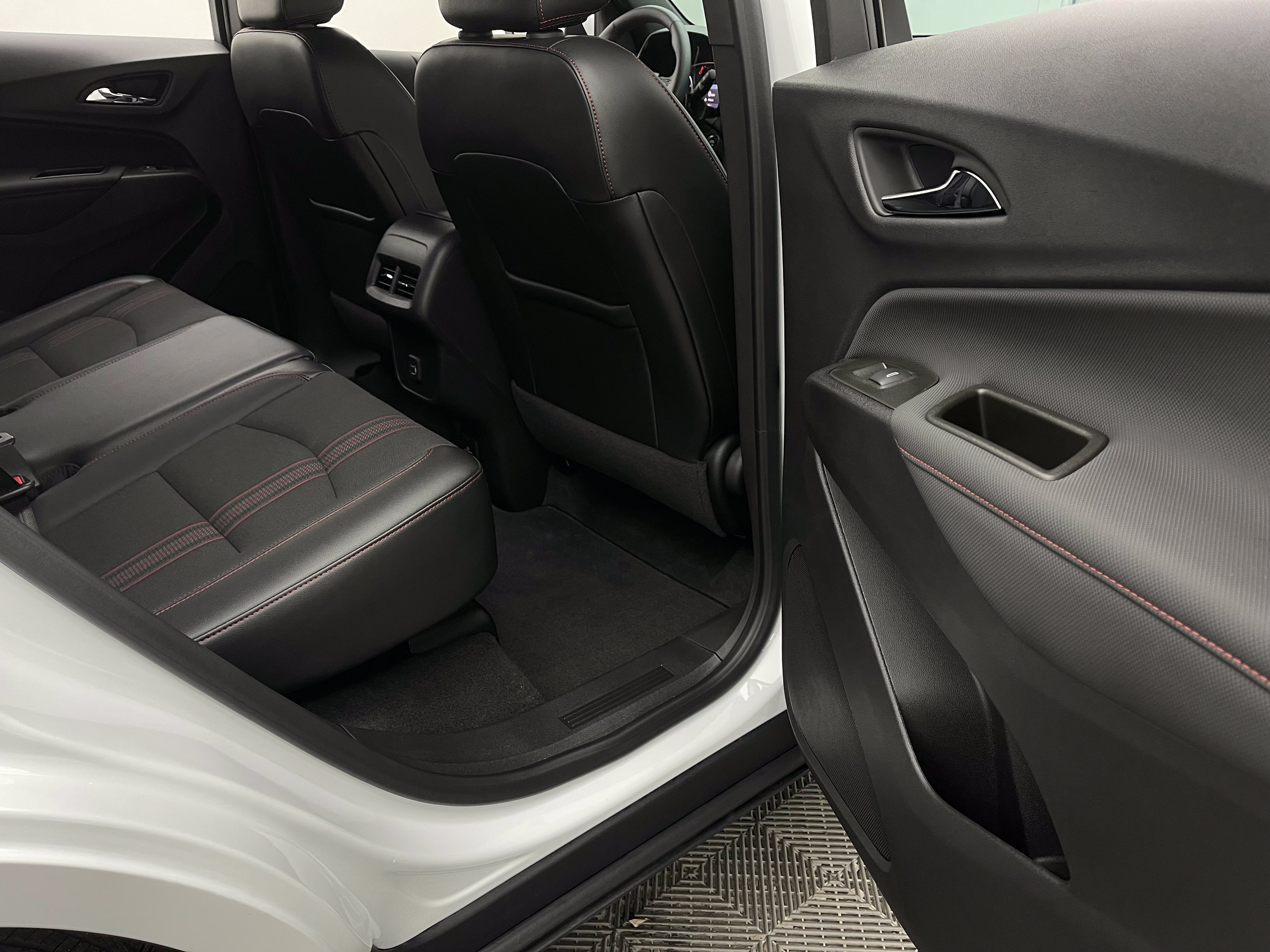 Used 2023 Chevrolet Equinox RS FWD image 36