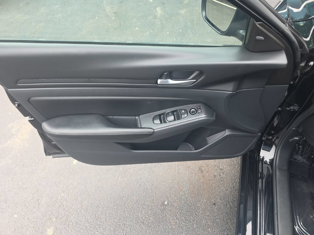Used 2025 Nissan Altima 2.5 SV FWD image 12