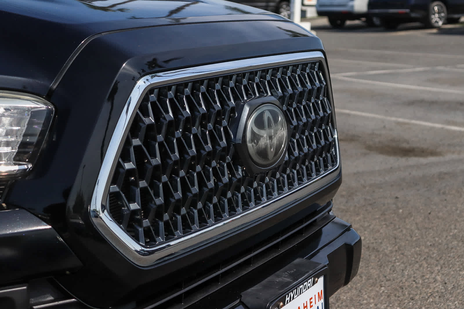 Used 2018 Toyota Tacoma TRD Sport w/ Technology Package image 6