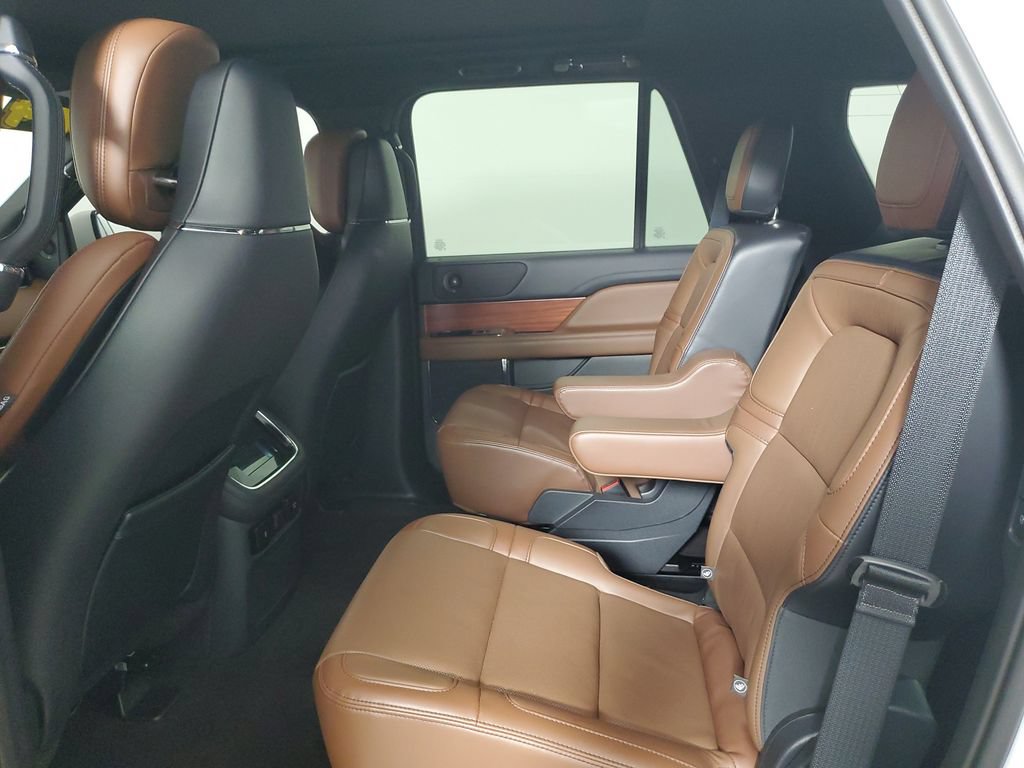 Certified 2024 Lincoln Navigator Reserve w/ Monochromatic Package AWD/4WD image 10