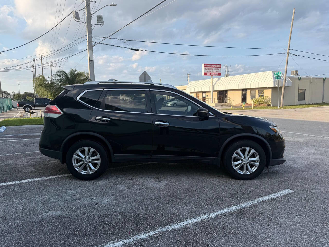 Used 2015 Nissan Rogue SV FWD image 3