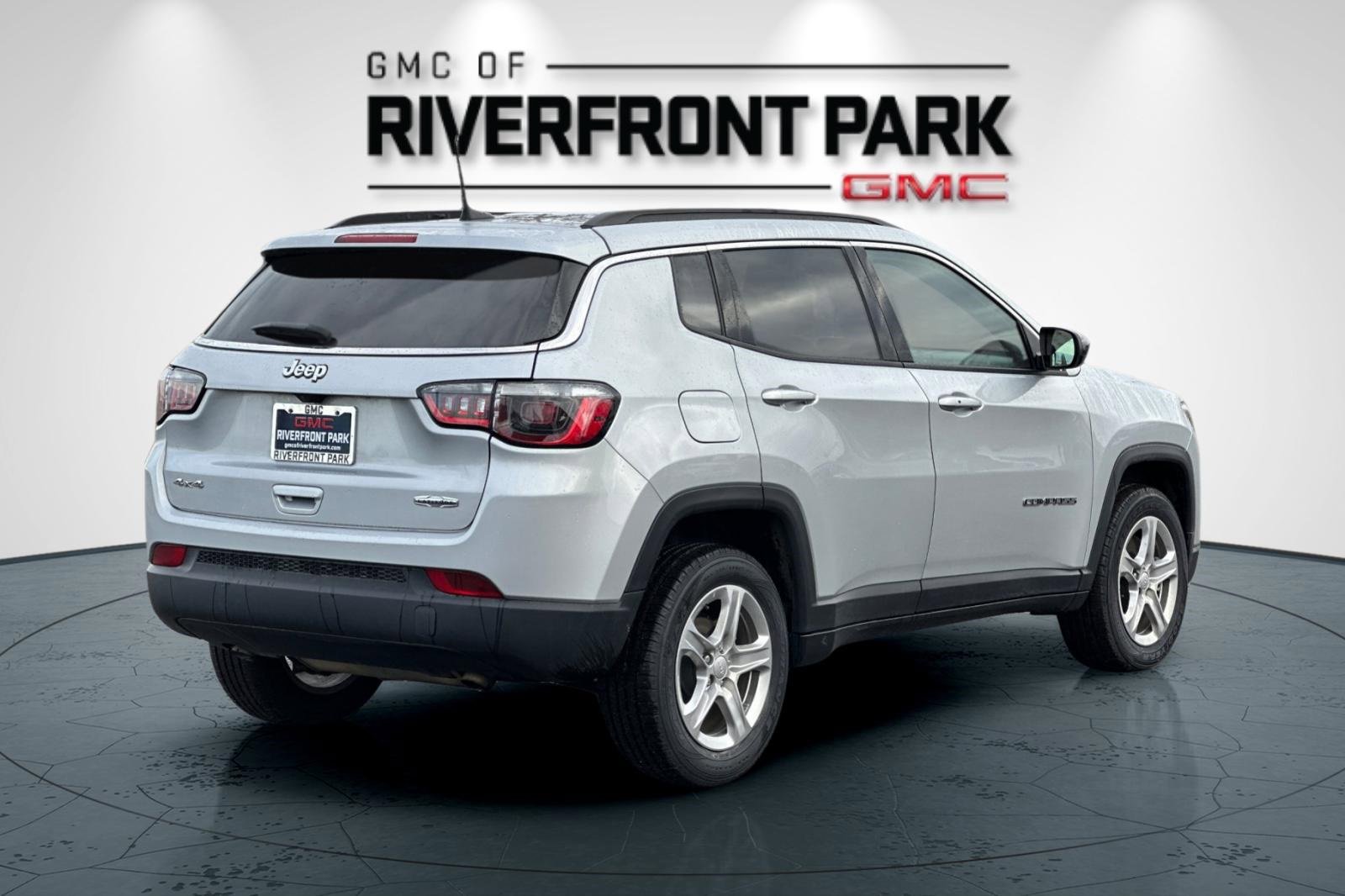 Used 2024 Jeep Compass Latitude image 3