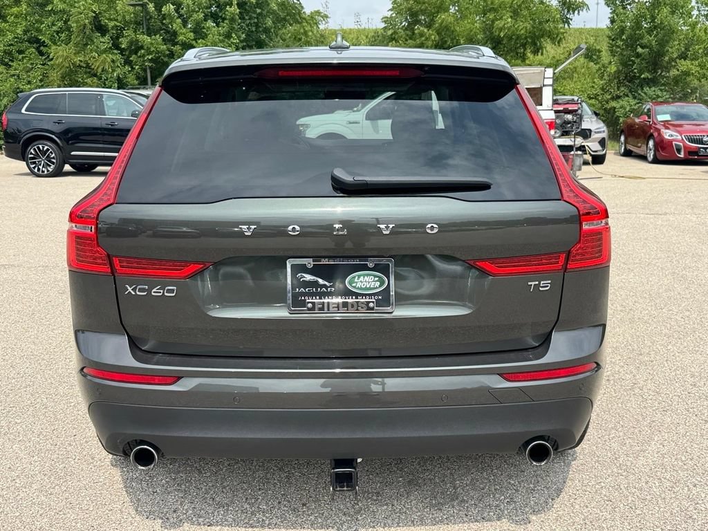 Used 2021 Volvo XC60 T5 Momentum w/ Premium Package FWD image 3