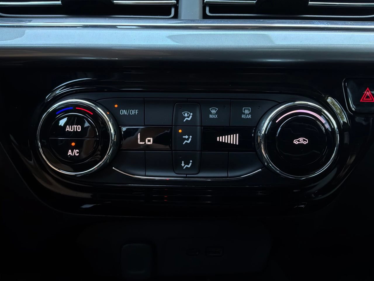 Used 2025 Chevrolet Trax LT FWD image 29