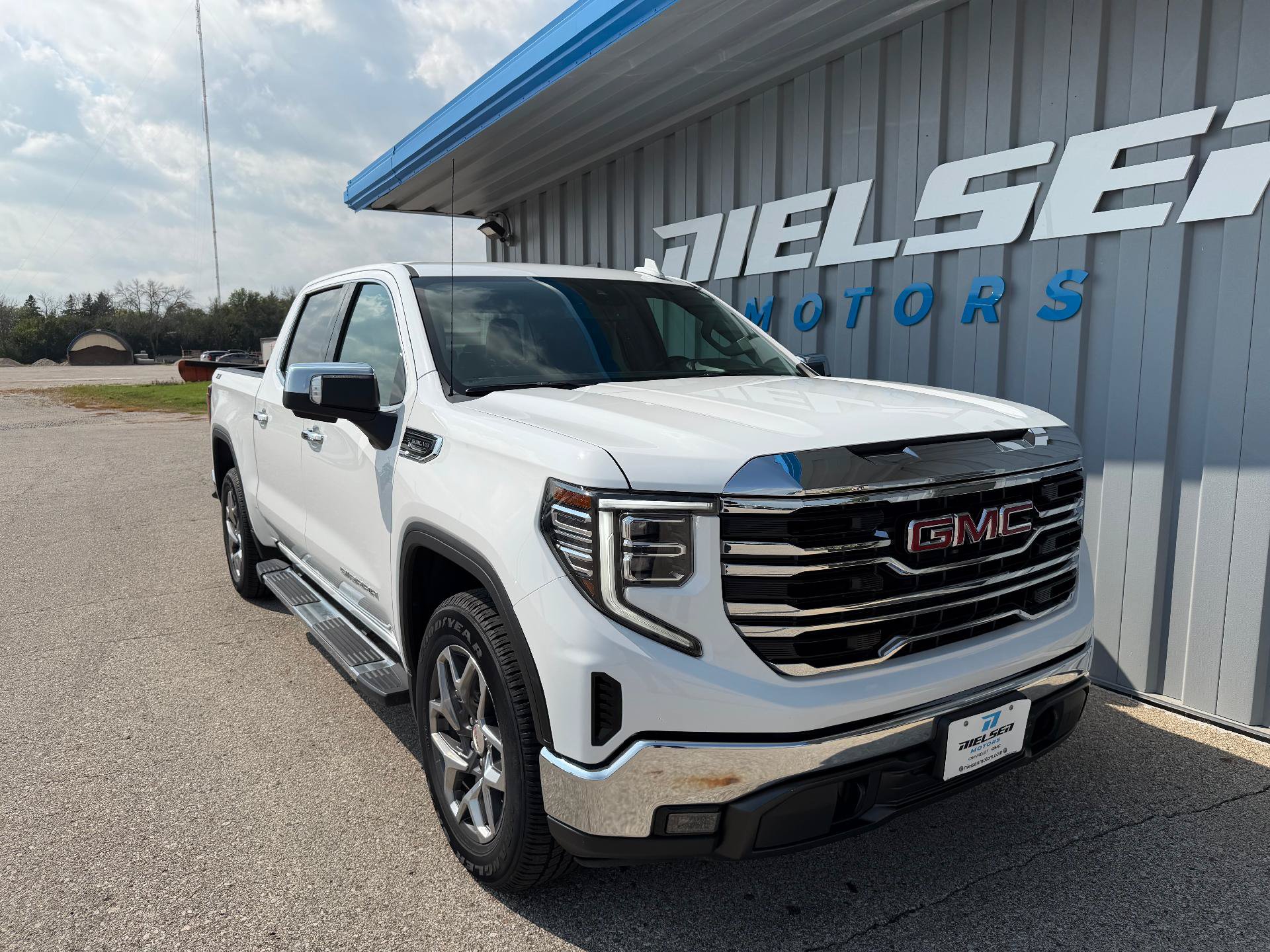 Used 2023 GMC Sierra 1500 SLT AWD/4WD image 4