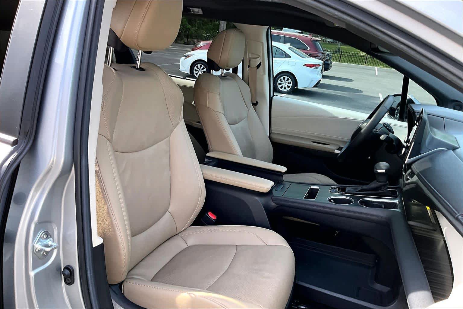 Certified 2024 Toyota Sienna Limited FWD image 9