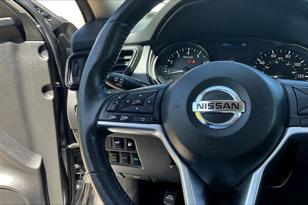 Used 2018 Nissan Rogue SV w/ Premium Package image 11