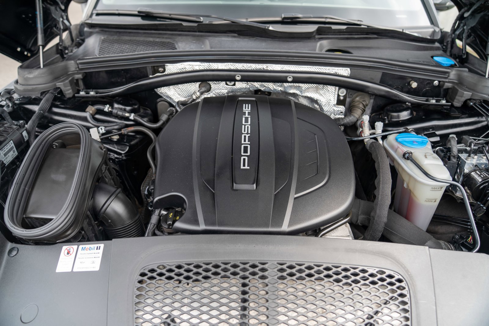 Certified 2018 Porsche Macan AWD/4WD image 28