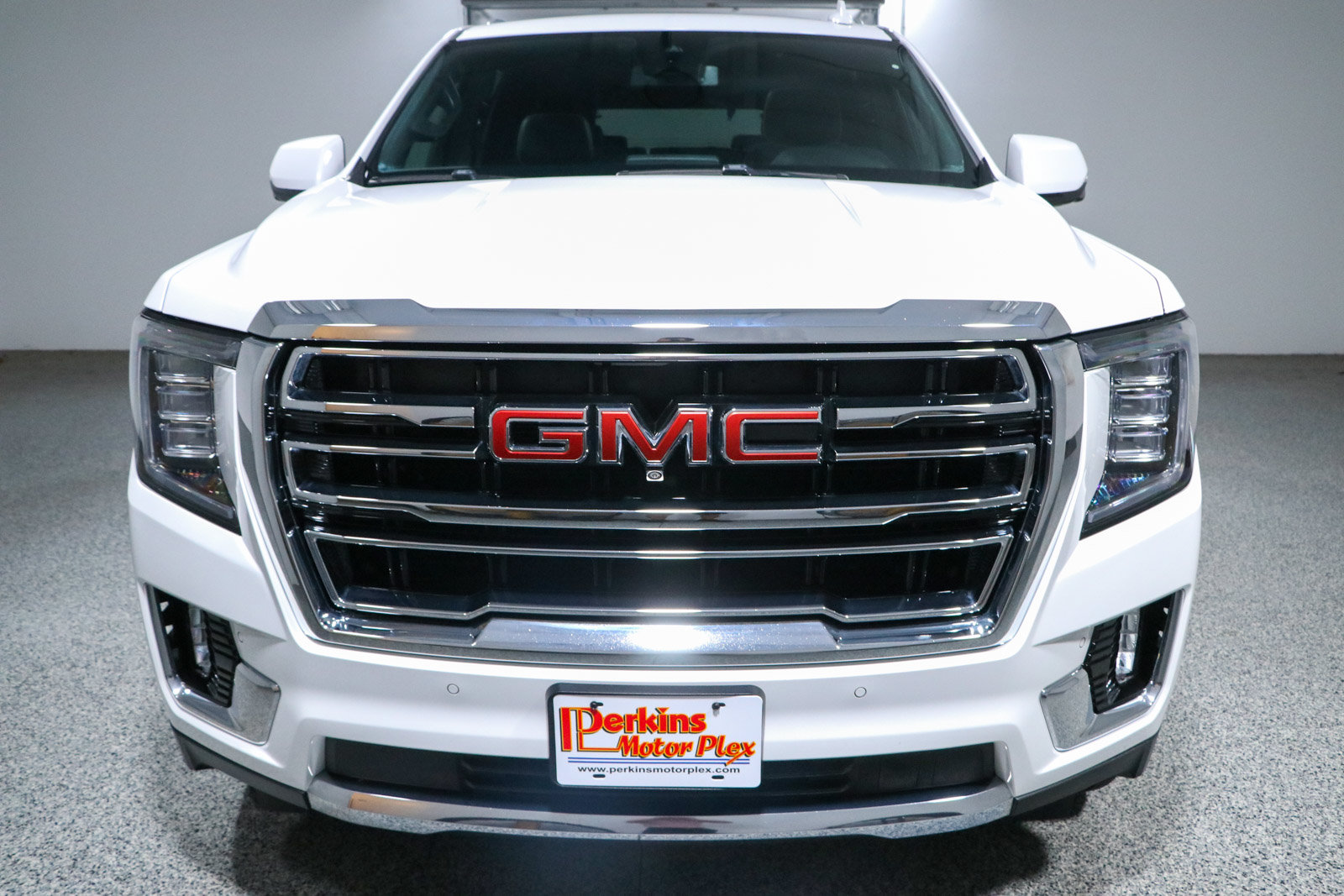 Used 2023 GMC Yukon SLT w/ SLT Luxury Package RWD image 4