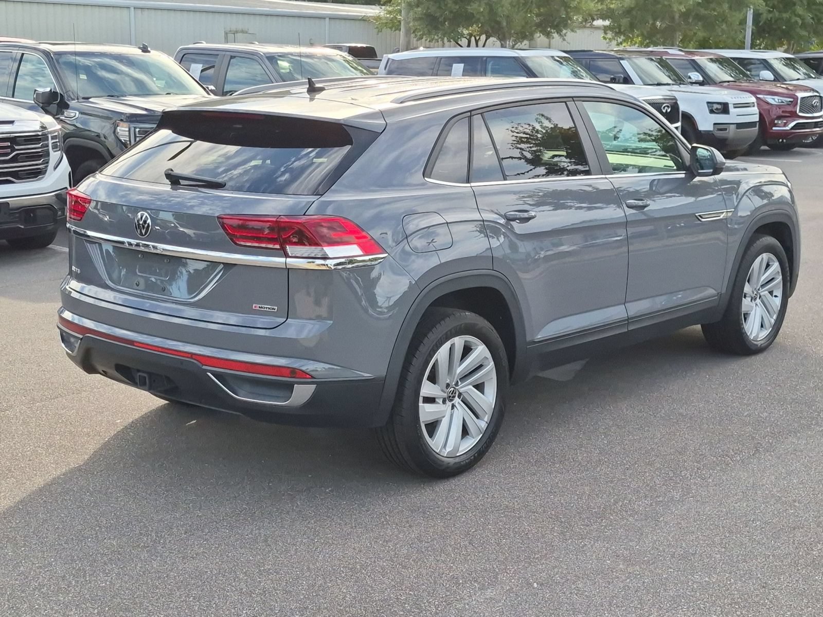 Used 2022 Volkswagen Atlas Cross Sport SE AWD/4WD image 3