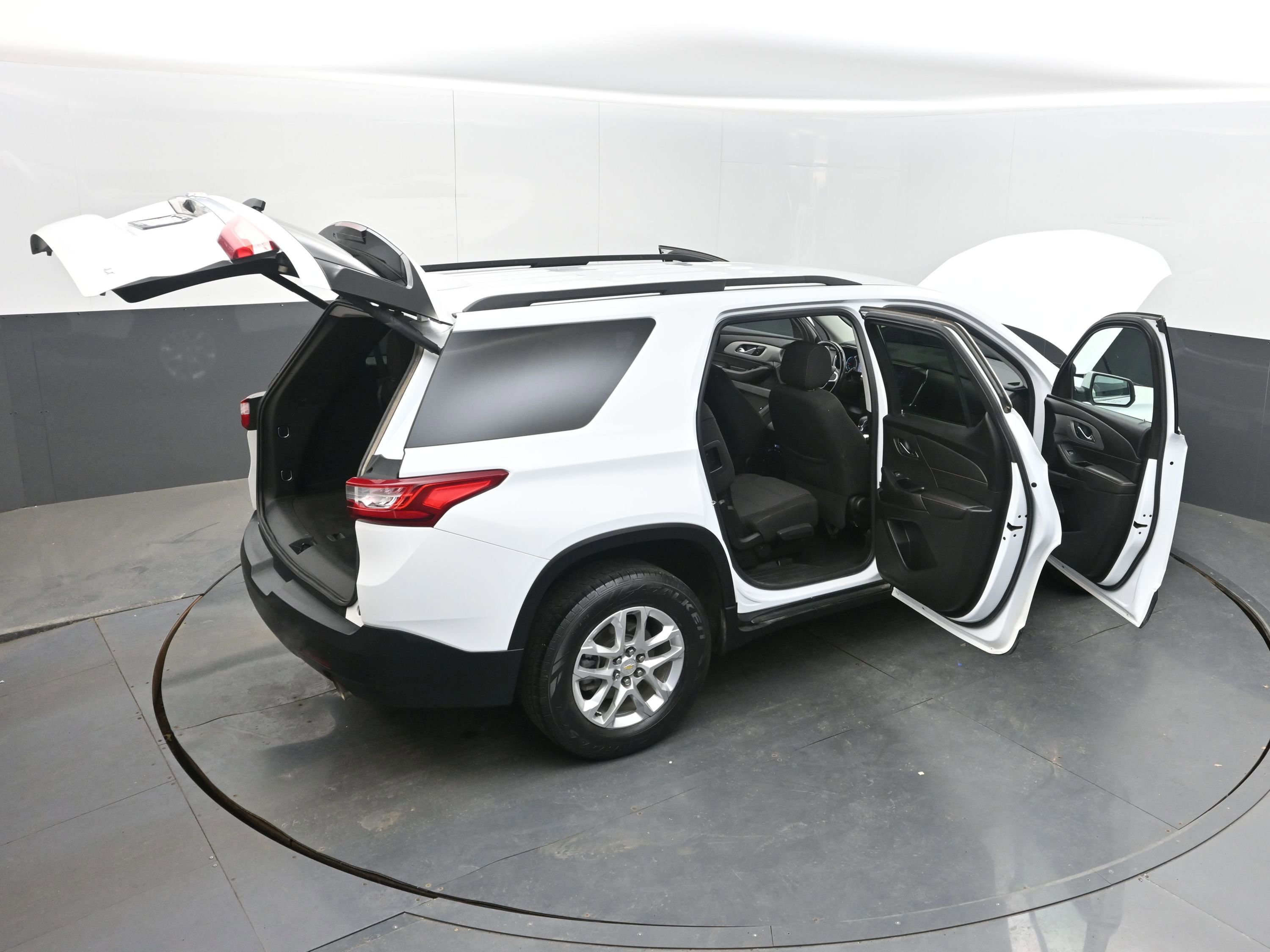 Used 2021 Chevrolet Traverse LT image 45