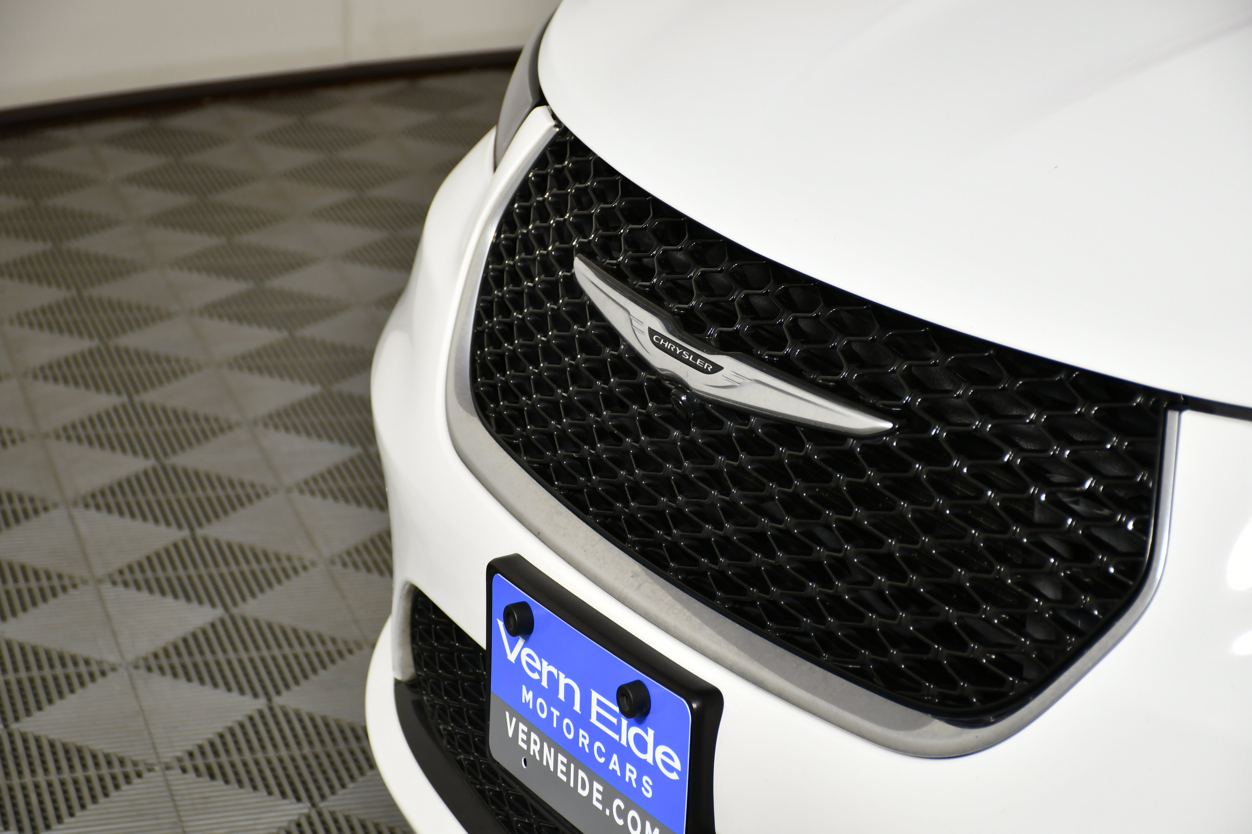 Used 2024 Chrysler Pacifica Touring-L image 11