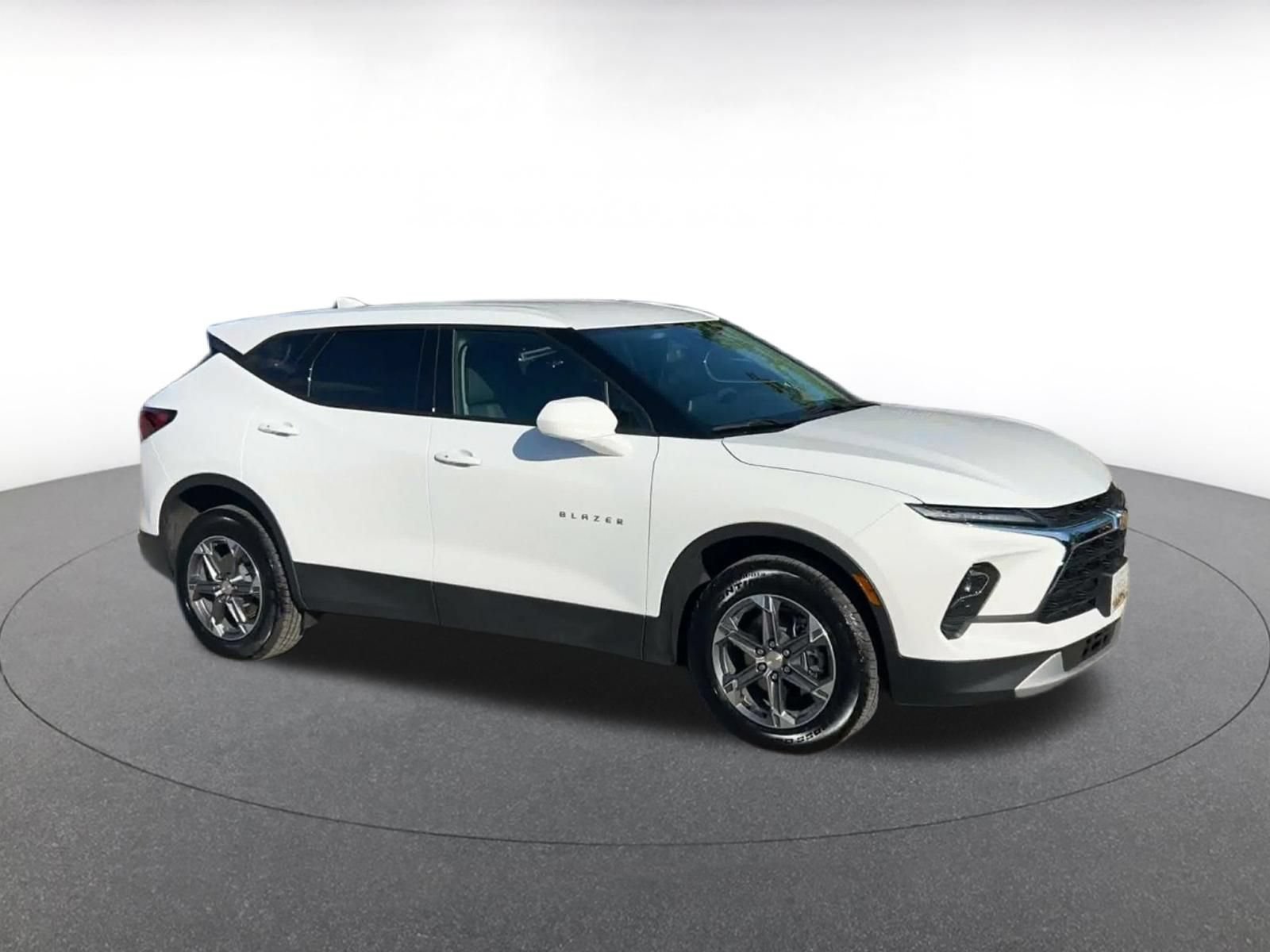 Used 2026 Chevrolet Blazer LT AWD/4WD image 2