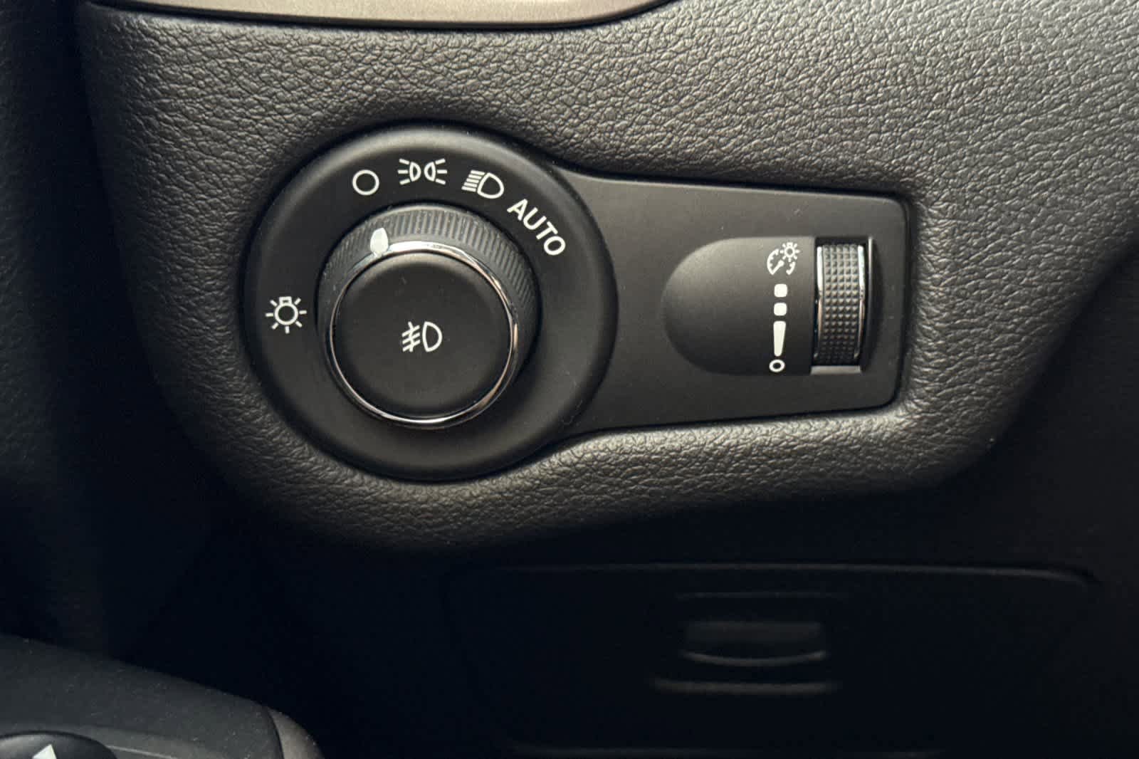 Used 2019 Jeep Cherokee Latitude w/ Popular Appearance Group AWD/4WD image 28