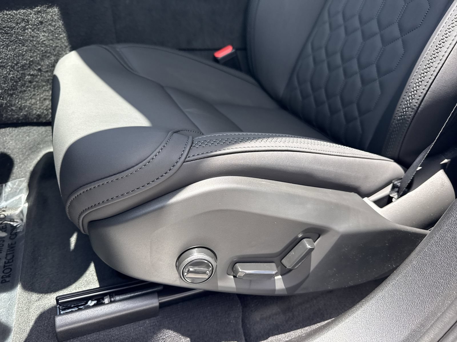 New 2026 Volvo XC60 T8 Plus w/ Protection Package Premier AWD/4WD image 11