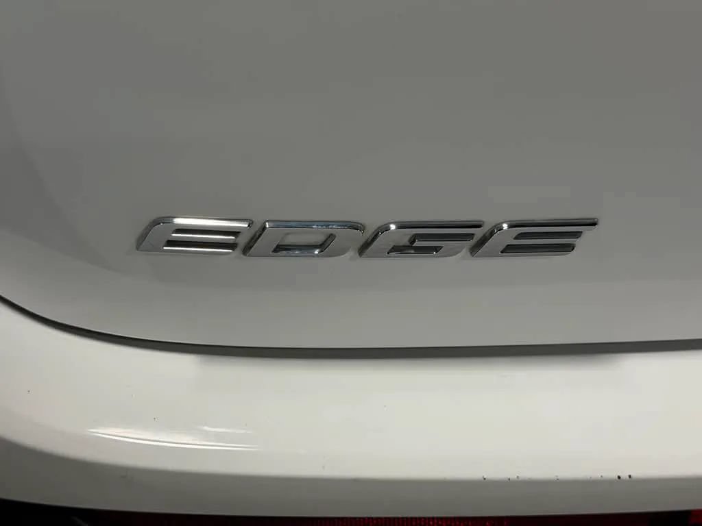 Used 2018 Ford Edge SE FWD image 12
