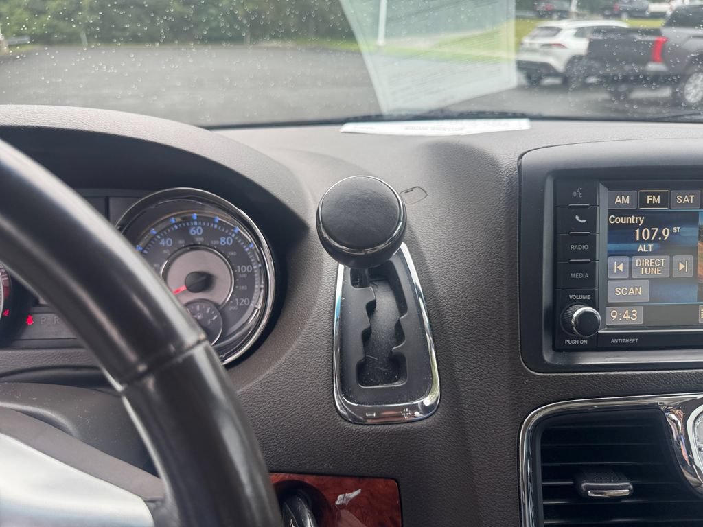 Used 2016 Chrysler Town & Country Touring FWD image 21