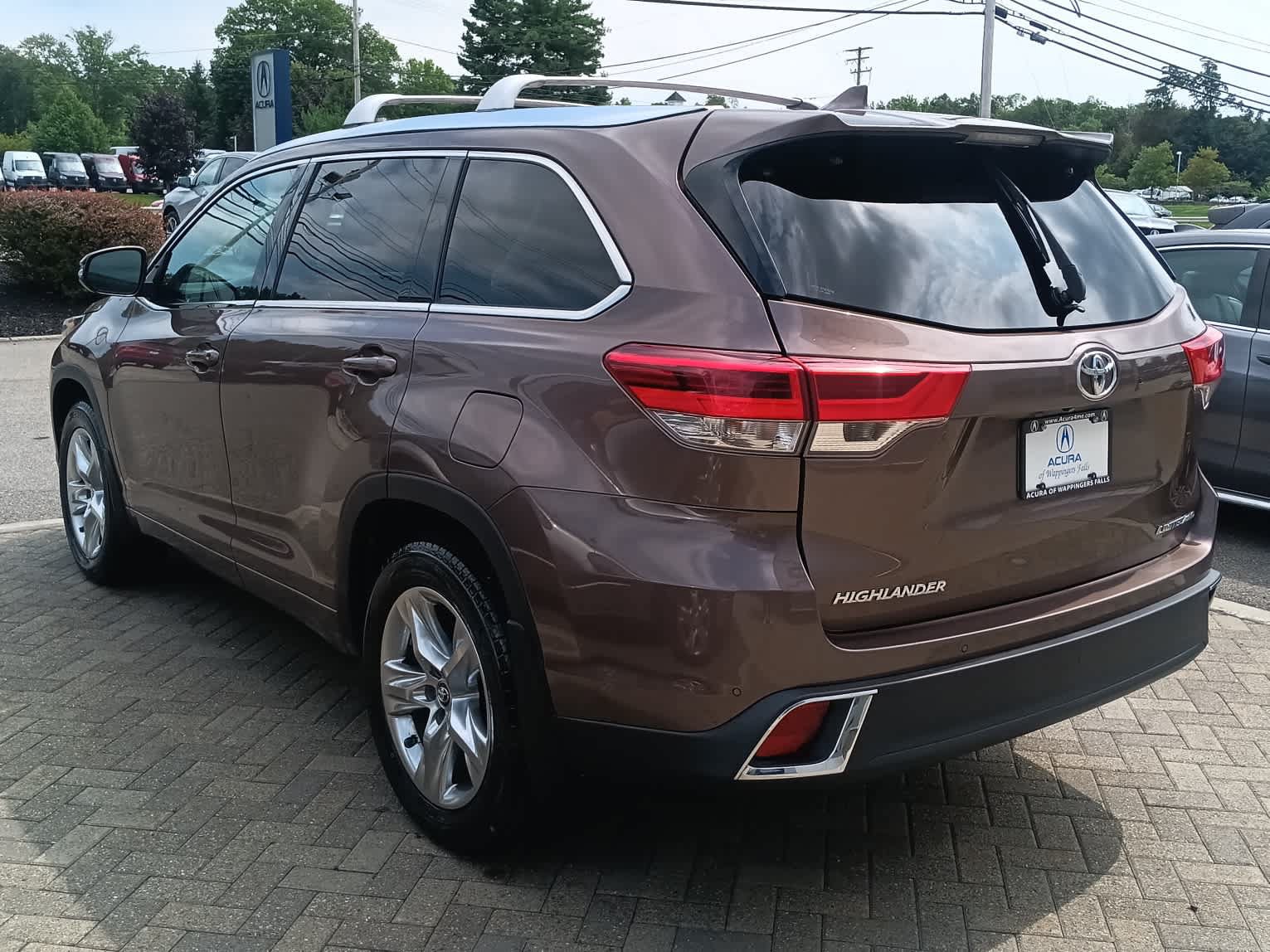Used 2017 Toyota Highlander Limited AWD/4WD image 3