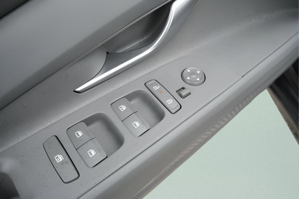 Certified 2025 Hyundai Elantra SEL FWD image 20