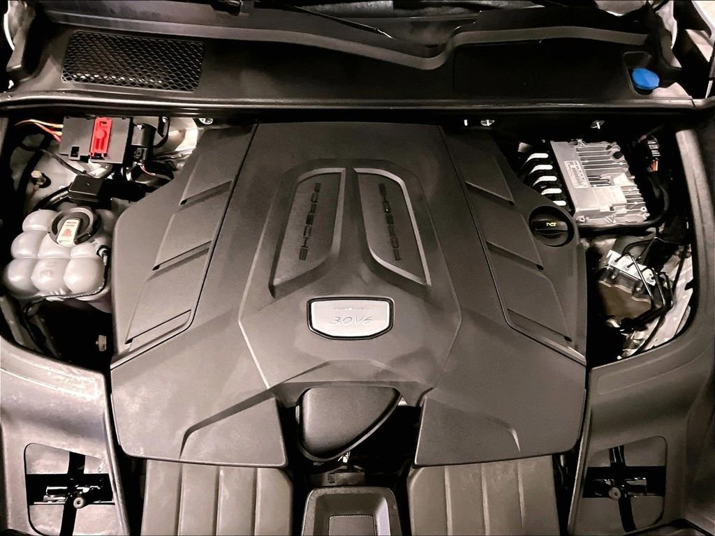 Certified 2023 Porsche Cayenne Platinum Edition image 15