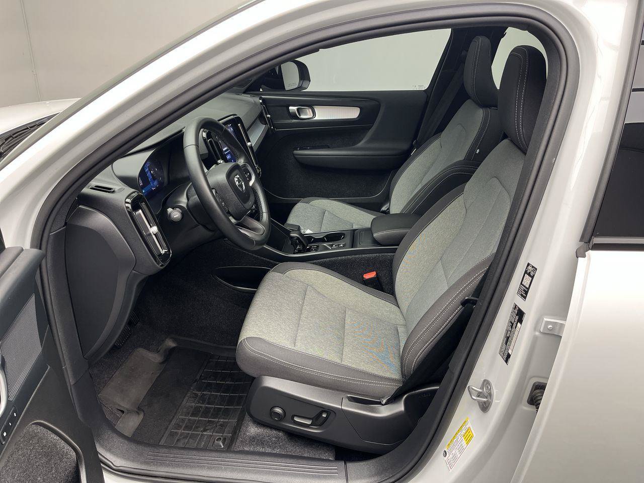Used 2026 Volvo XC40 B5 Core AWD/4WD image 3