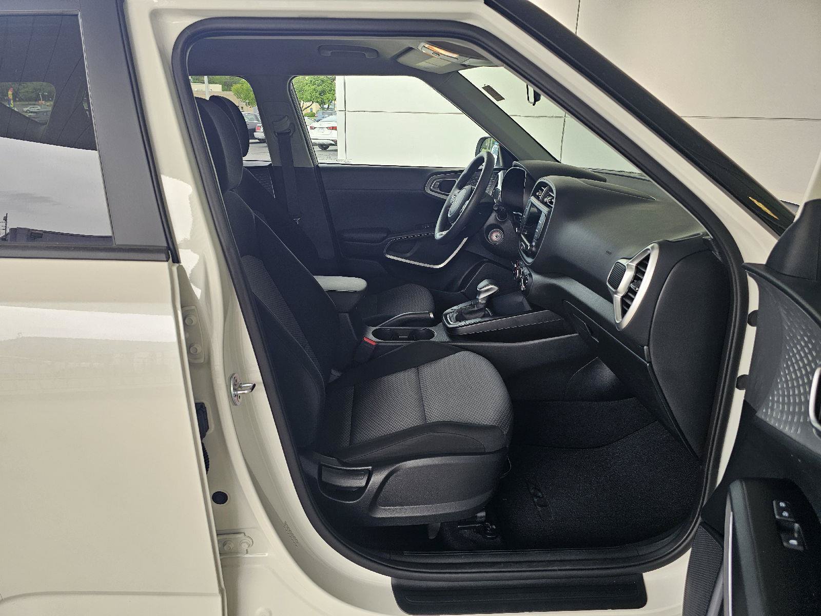 Used 2025 Kia Soul LX w/ LX Technology Package FWD image 12