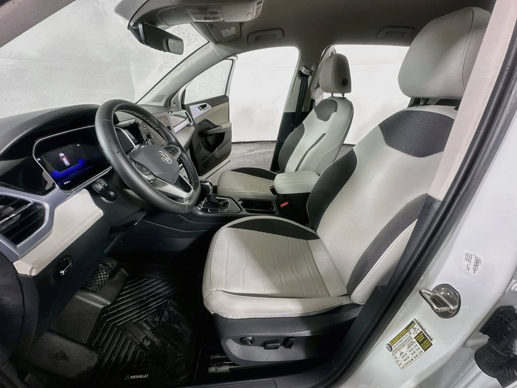 Used 2025 Volkswagen Taos SE FWD image 15