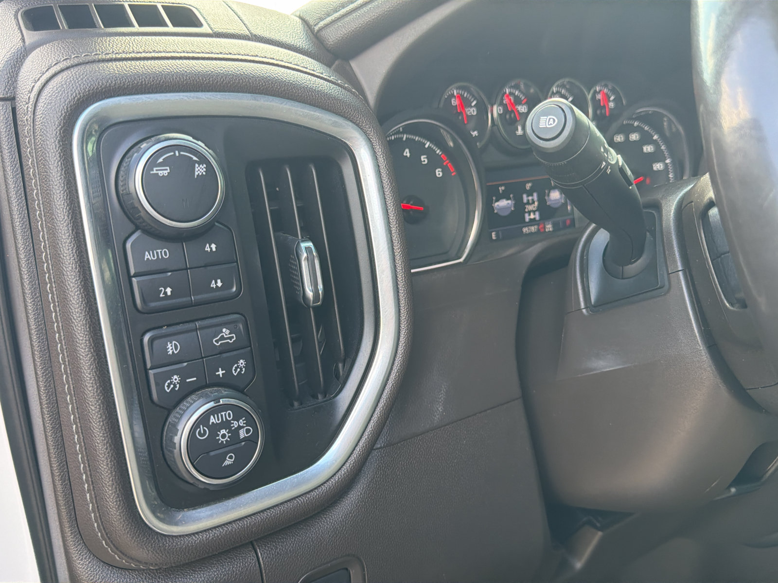 Used 2019 Chevrolet Silverado 1500 LTZ AWD/4WD image 29