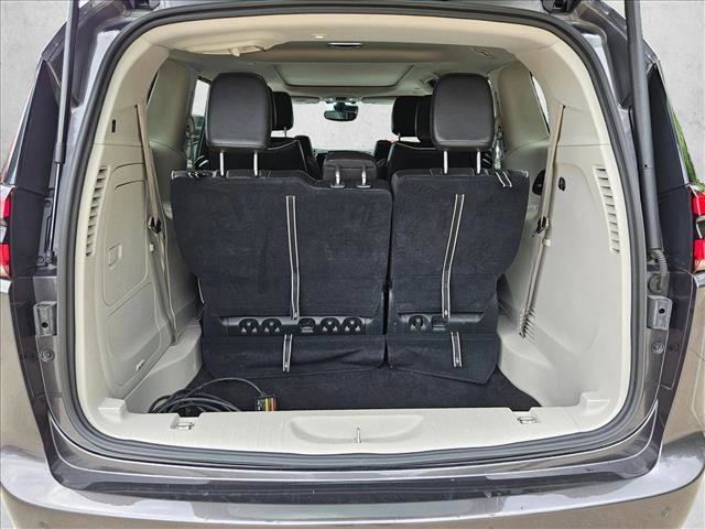 Used 2022 Chrysler Pacifica Limited w/ Uconnect Theater Family Group FWD image 20