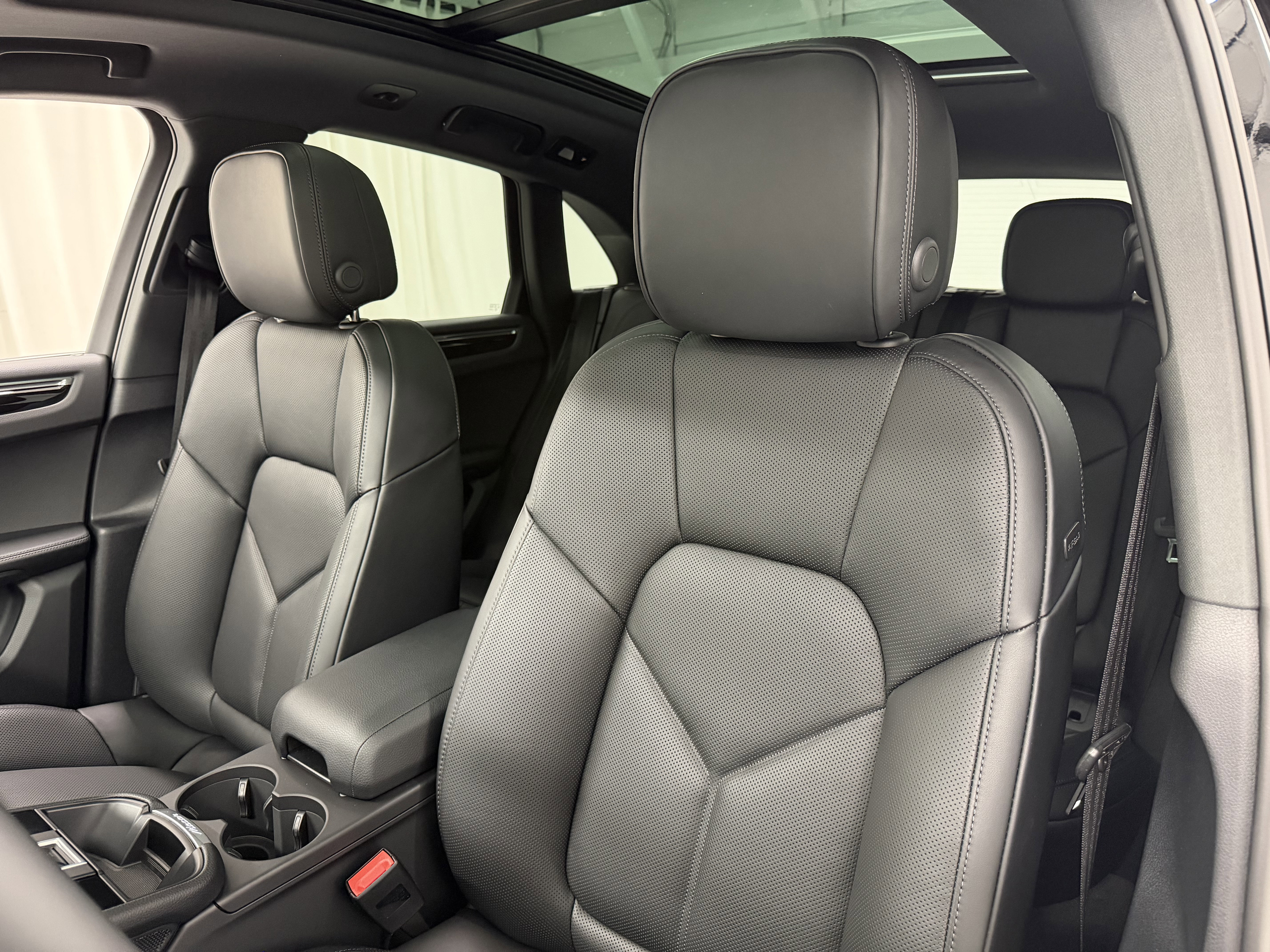 New 2026 Porsche Macan image 32