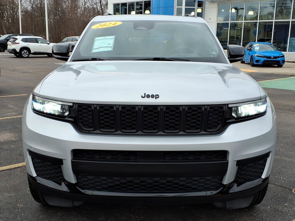 Used 2024 Jeep Grand Cherokee L Laredo image 2