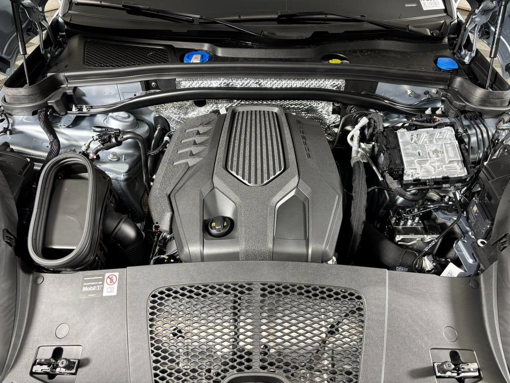 Certified 2026 Porsche Macan AWD/4WD image 41